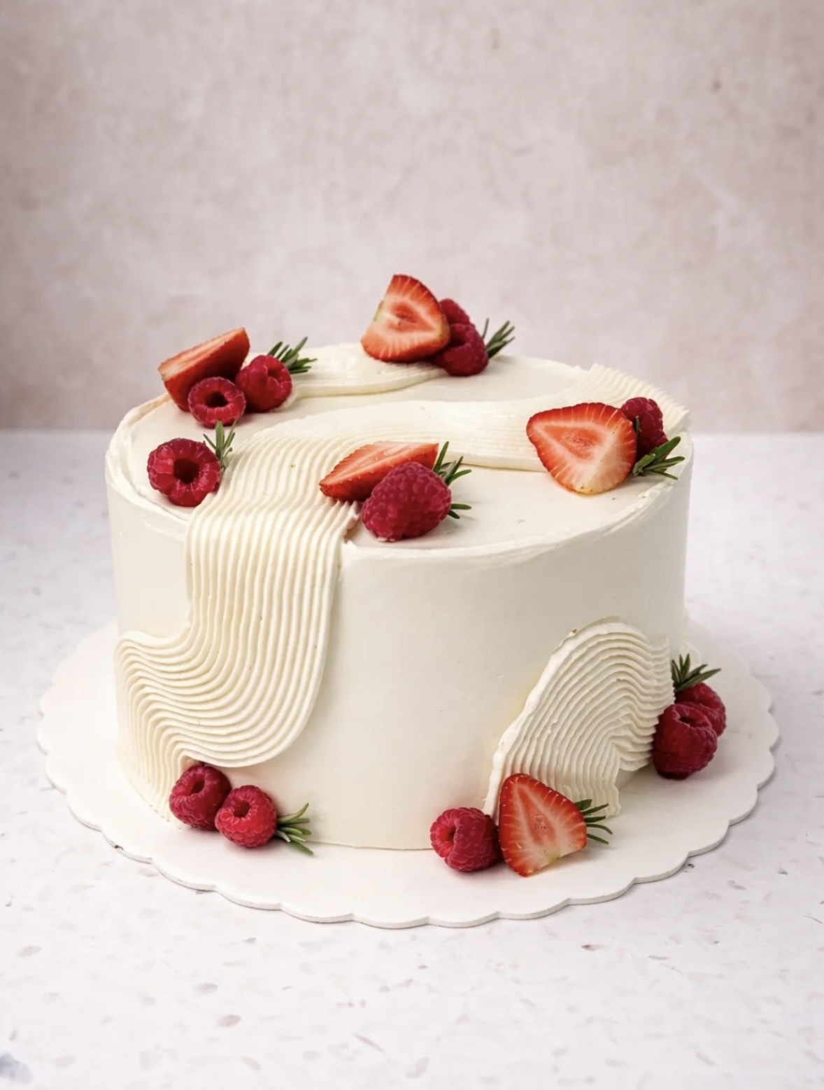 Pastel blanco con fresas y frambuesas